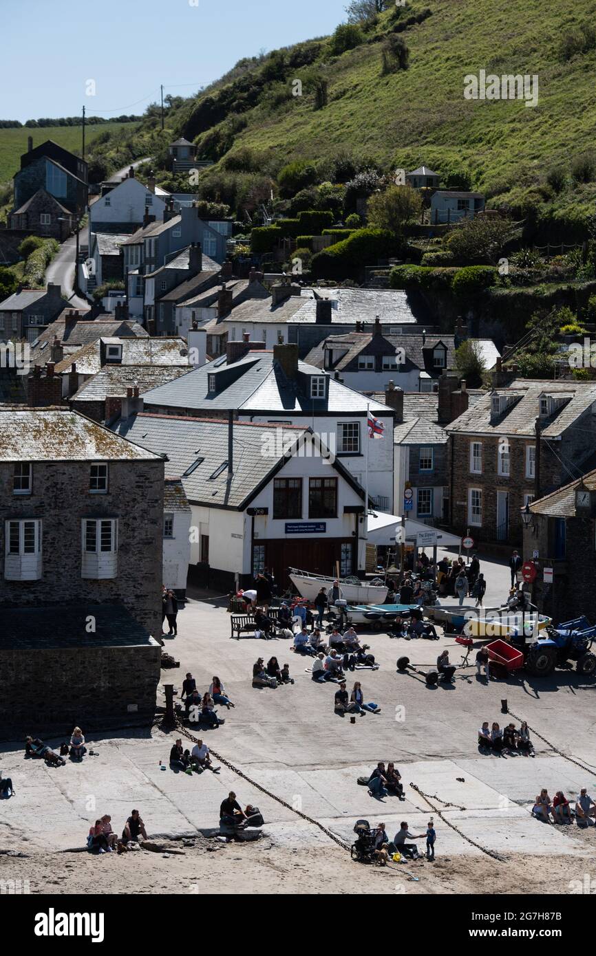 Port Isaac, Cornovaglia, Regno Unito. 25 aprile 2021. Le folle si affollano a Port Isaac in Cornovaglia per godersi il sole del pomeriggio. Foto Stock