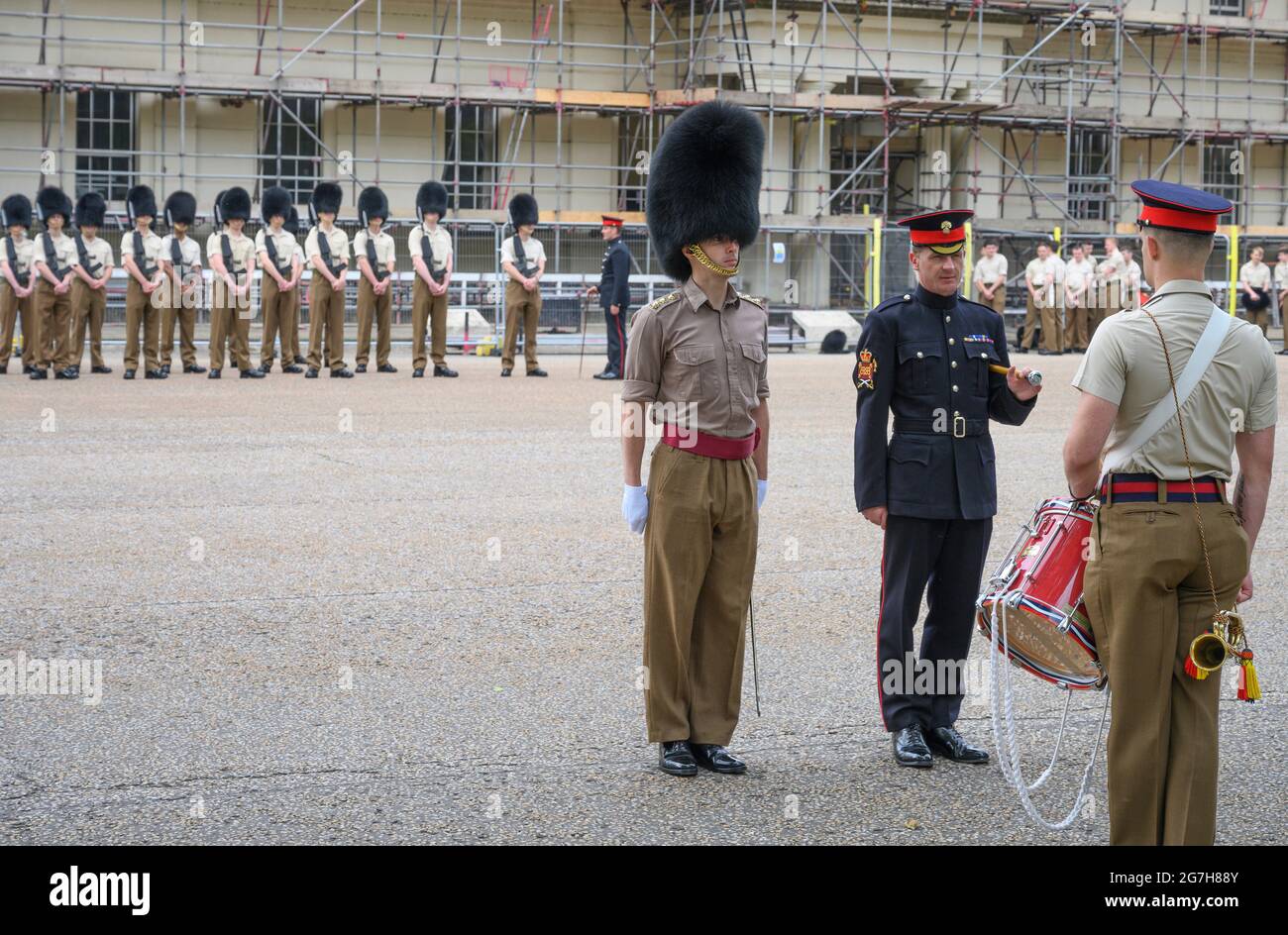Wellington Barracks, Londra, Regno Unito. 14 luglio 2021. Grenadier Guards, che si sfila sul campo della parata a Wellington Barracks in una giornata calda. In primo piano un sergente-maggiore della società, ufficiale di garanzia di classe 2 in blu n° 1 vestito con il badge full size di rango sul braccio destro, a sua destra un capitano in n ° 13 Barrack abito, camicia ordine manica. Credit: Malcolm Park/Alamy Live News. Foto Stock