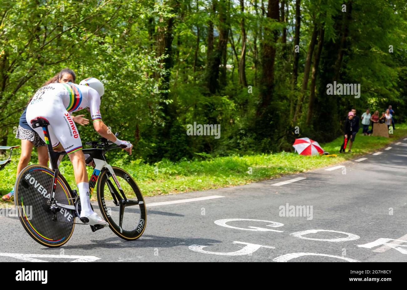 Espelette, Francia - Luglio 28,2018: Il ciclista olandese Tom Dumoulin del Team Sunweb cavalcando durante l'individuo contro la ventesima tappa dell'Orologio del Tour de Foto Stock