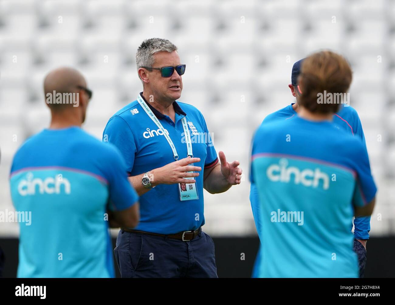 Amministratore delegato del cricket inglese maschile Ashley Giles (centro) si rivolge ai giocatori durante la sessione di reti a Trent Bridge, Nottingham. Data immagine: Mercoledì 14 luglio 2021. Foto Stock