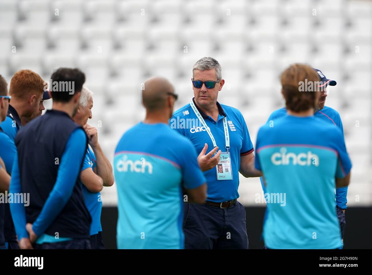 Il direttore generale del cricket maschile dell'Inghilterra Ashley Giles si rivolge ai playersdurante la sessione di reti a Trent Bridge, Nottingham. Data immagine: Mercoledì 14 luglio 2021. Foto Stock