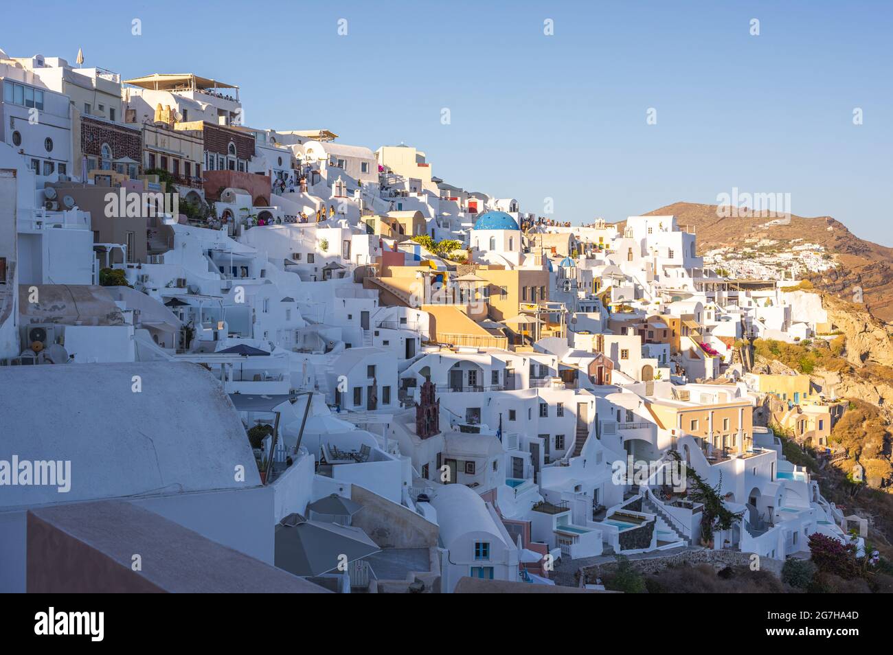 Santorini, Cicladi, Grecia. Case bianche e chiese in estate Foto Stock