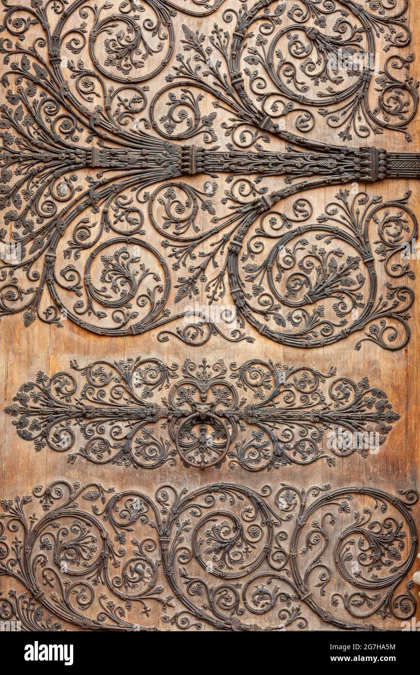 Motivi di ferro applicati alle porte di Notre-Dame de Paris Foto Stock