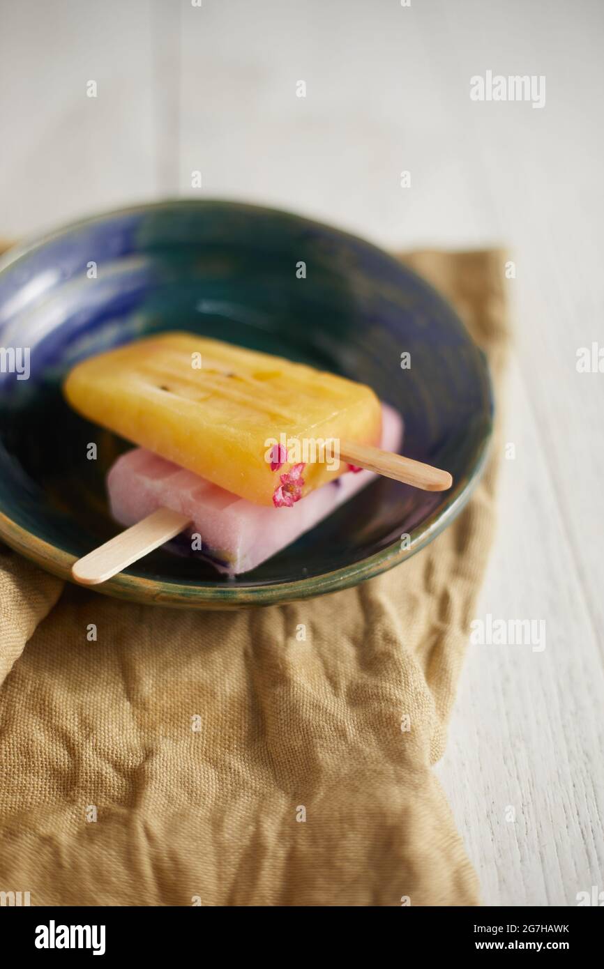 In casa ghiaccio congelato popsicles crema ai gusti vari Foto Stock
