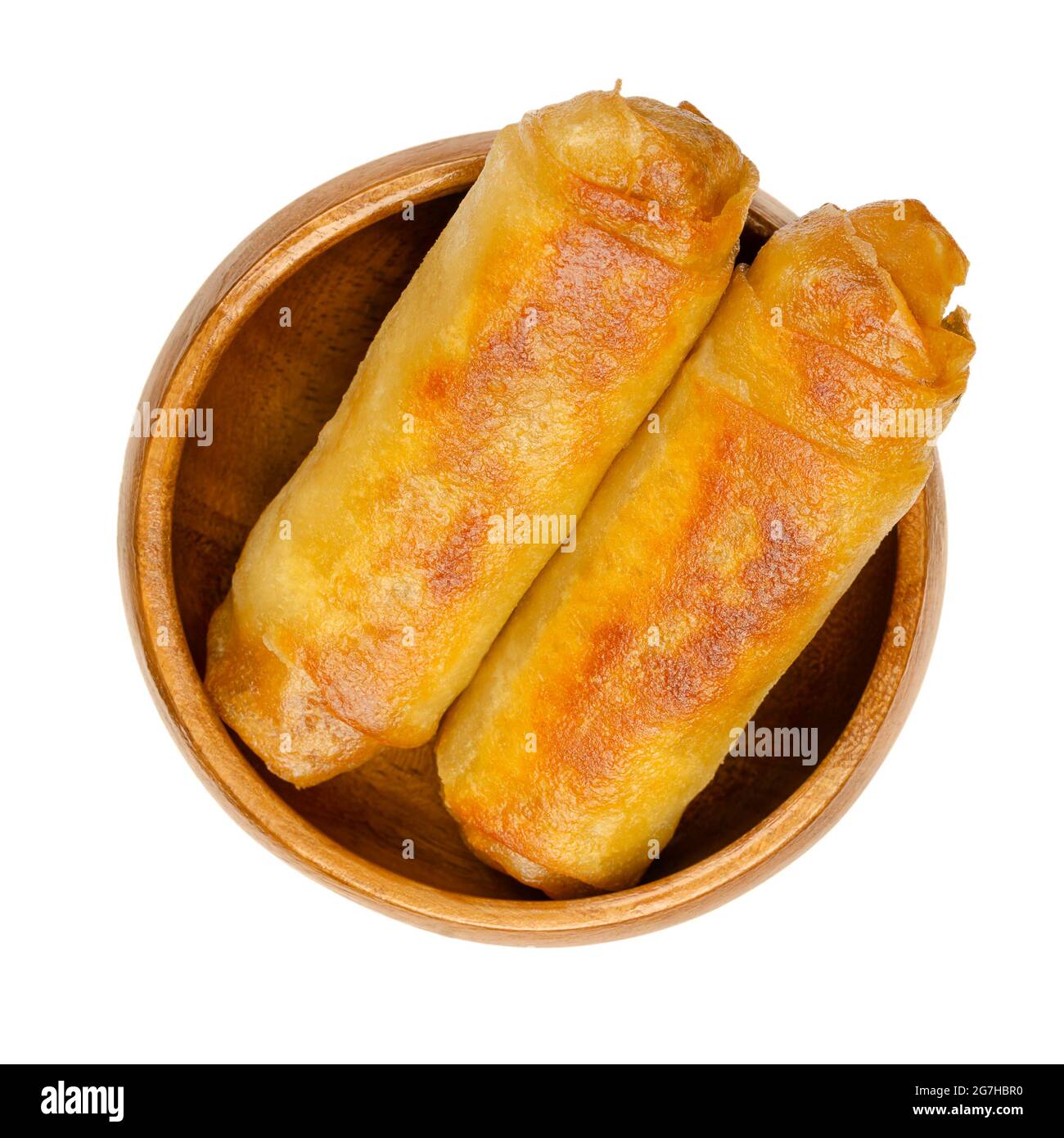 Involtini di primavera fritti, in un recipiente di legno. Due involtini primaverili, fritti croccanti in una padella. Involtini ripieni e arrotolati, antipasti di cucina asiatica. Foto Stock