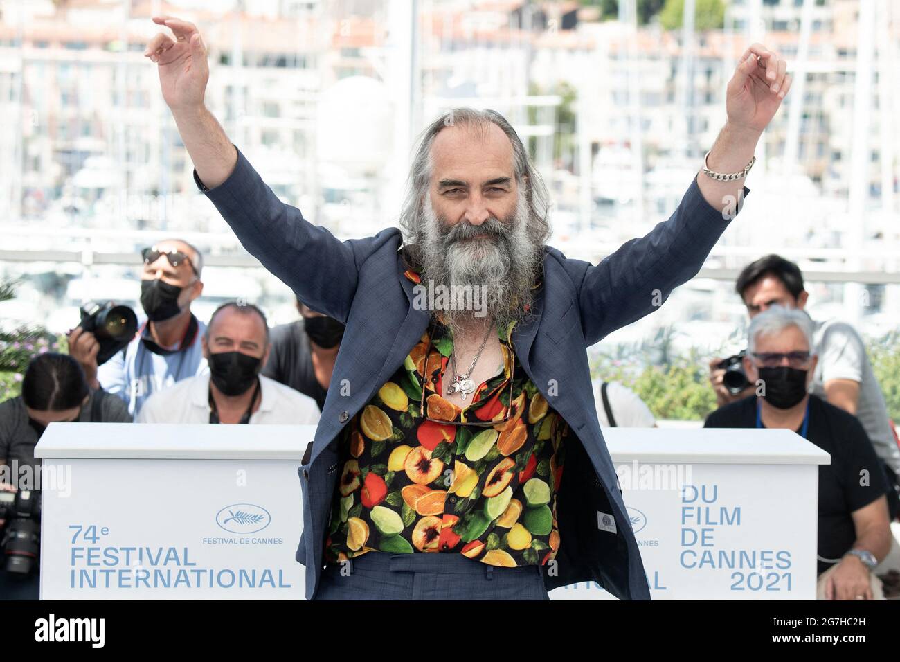 Il cantautore Warren partecipa al The la Panthere Des Neiges partecipa al Women do Cry Photocall durante il 74a edizione del Festival del Cinema di Cannes il 14 luglio 2021 a Cannes, Francia. Foto di David Niviere/ABACAPRESS.COM Foto Stock