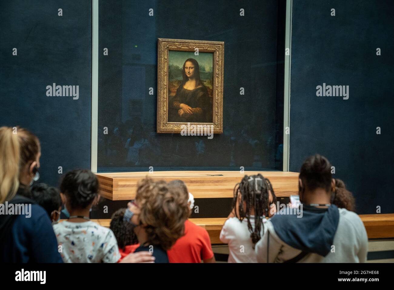 Persone casuali e visitatori al museo del Louvre di Parigi Foto Stock