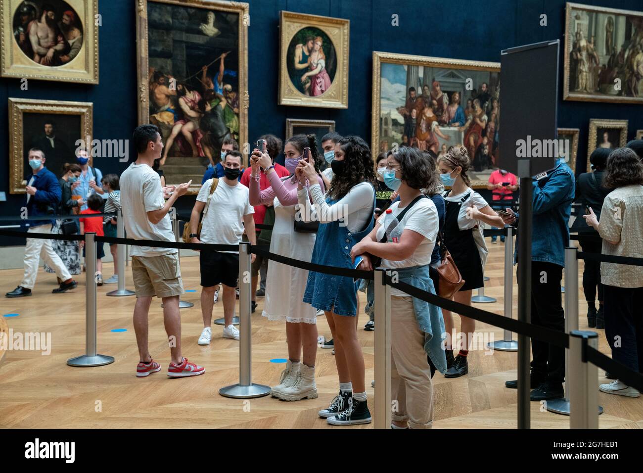Persone casuali e visitatori al museo del Louvre di Parigi Foto Stock