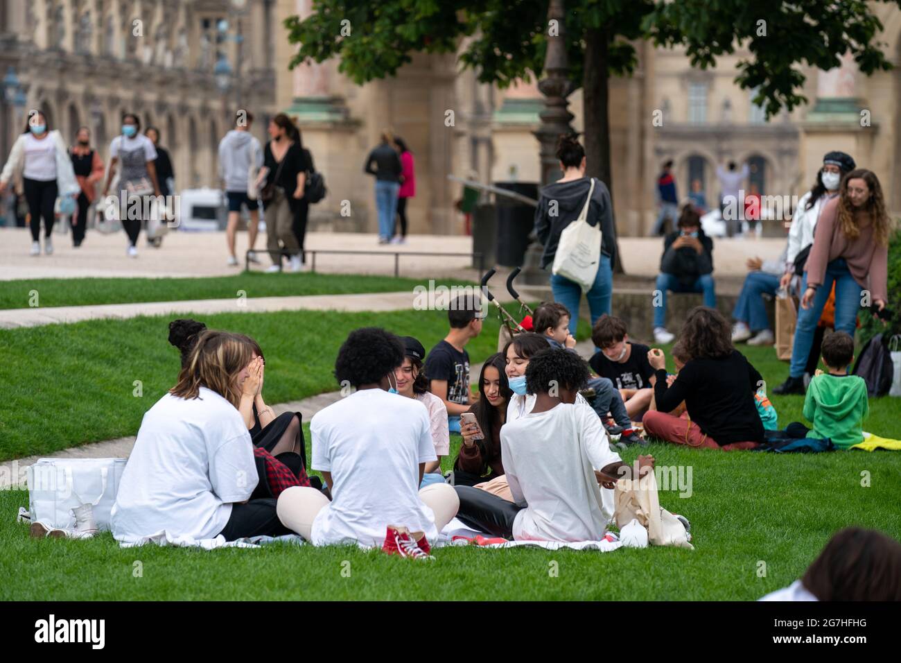 La gente casuale nei giardini del Louvre, o il Museo del Louvre, è il più grande museo d'arte del mondo e un monumento storico a Parigi, in Francia Foto Stock