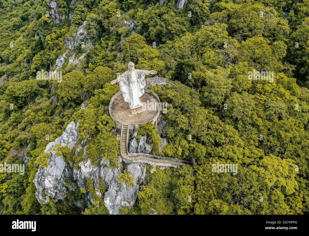 Veduta aerea di Don Sai, statua del Cristo Redentore, a Ratchaburi, Thailandia, sud-est asiatico Foto Stock