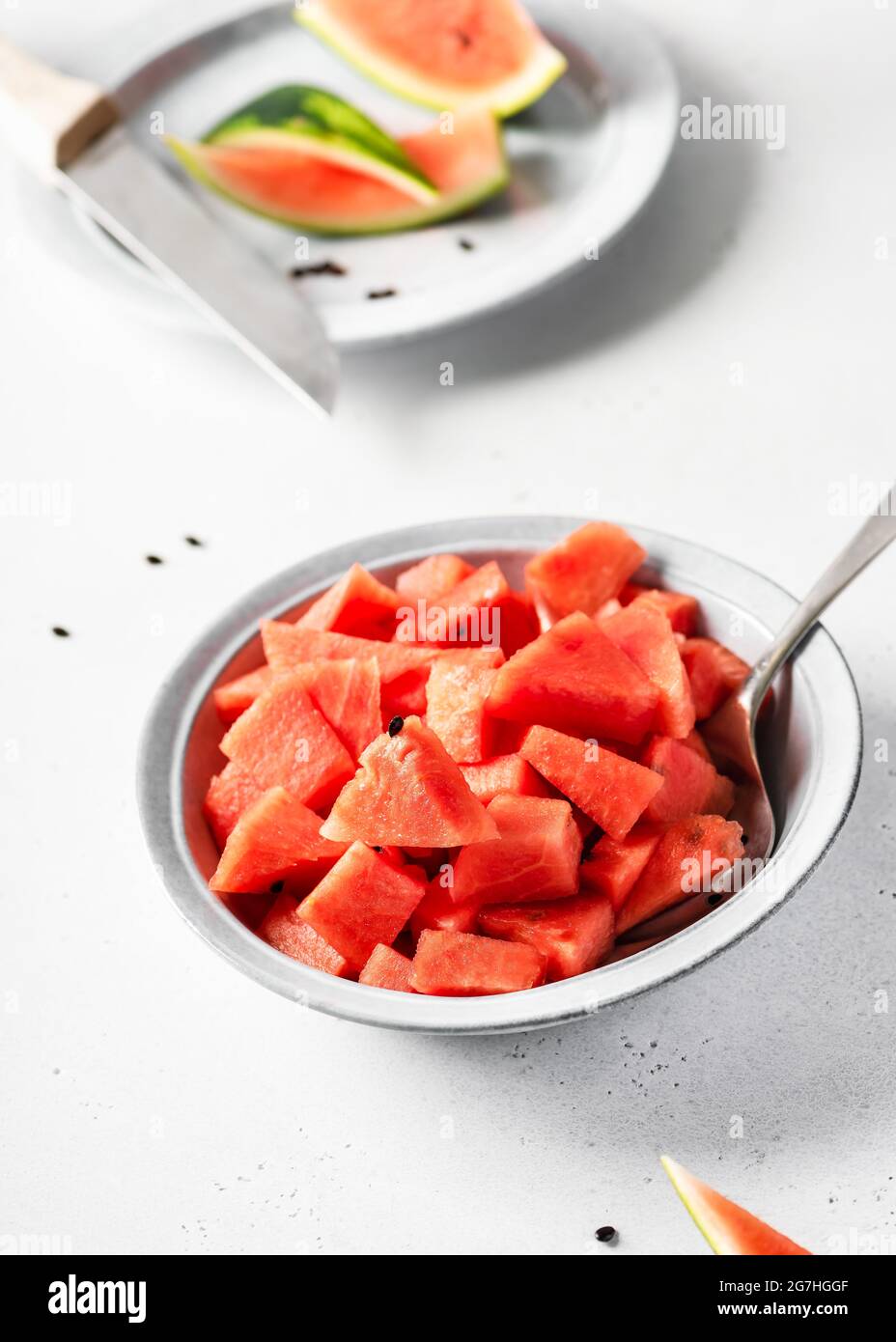 Deliziose fette di anguria estiva in una ciotola. Concetto di cibo sano e stile di vita. Spazio di copia. Foto Stock