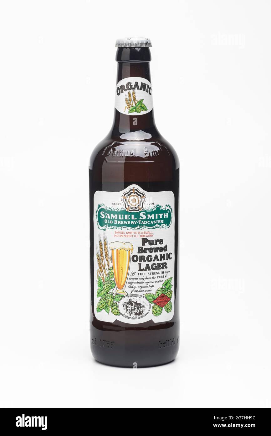 Una bottiglia di Samuel Smith pure Organic Lager, prodotta a Tadcaster, nello Yorkshire Foto Stock