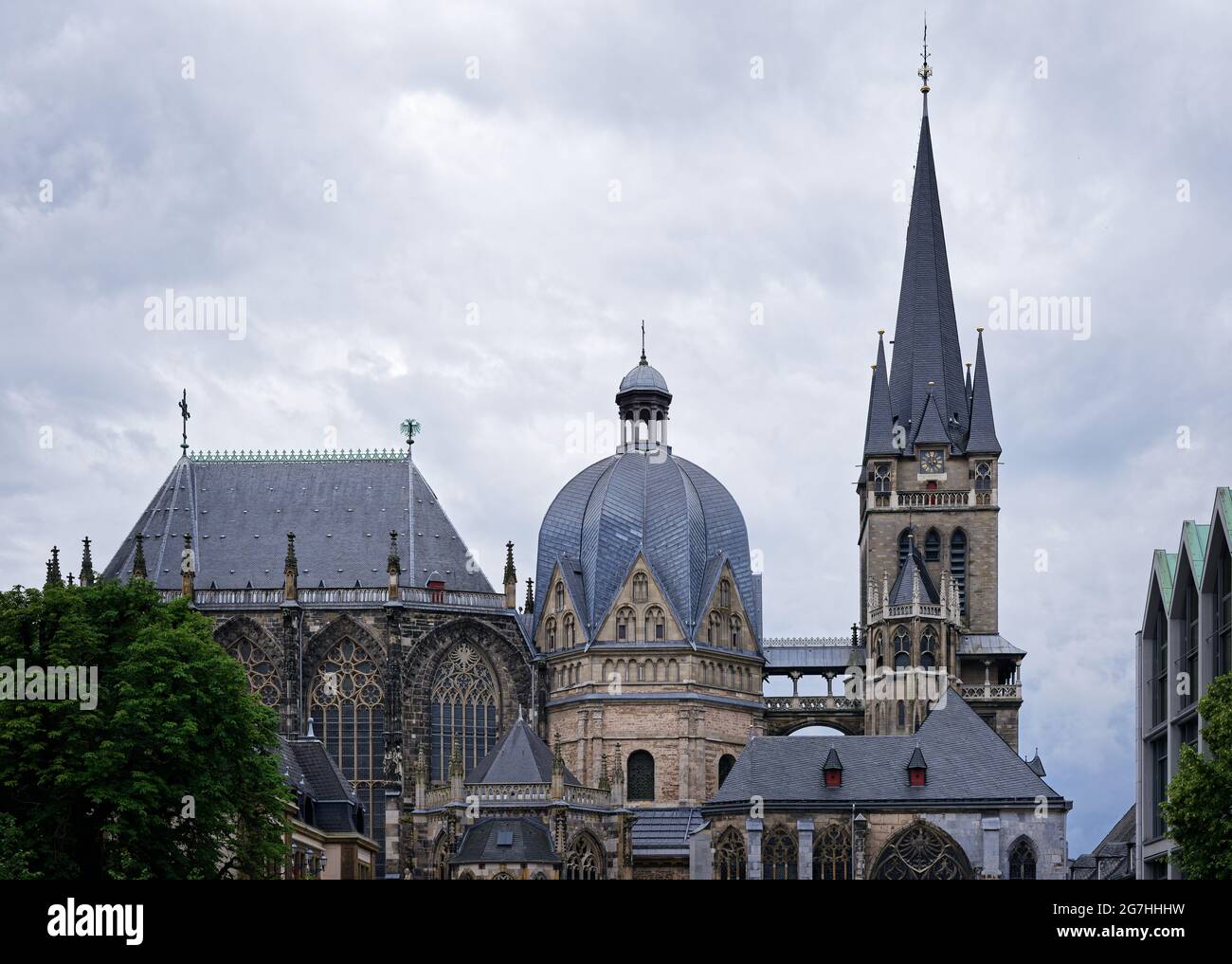 la cattedrale di aquisgrana contro un cielo sovrastato Foto Stock