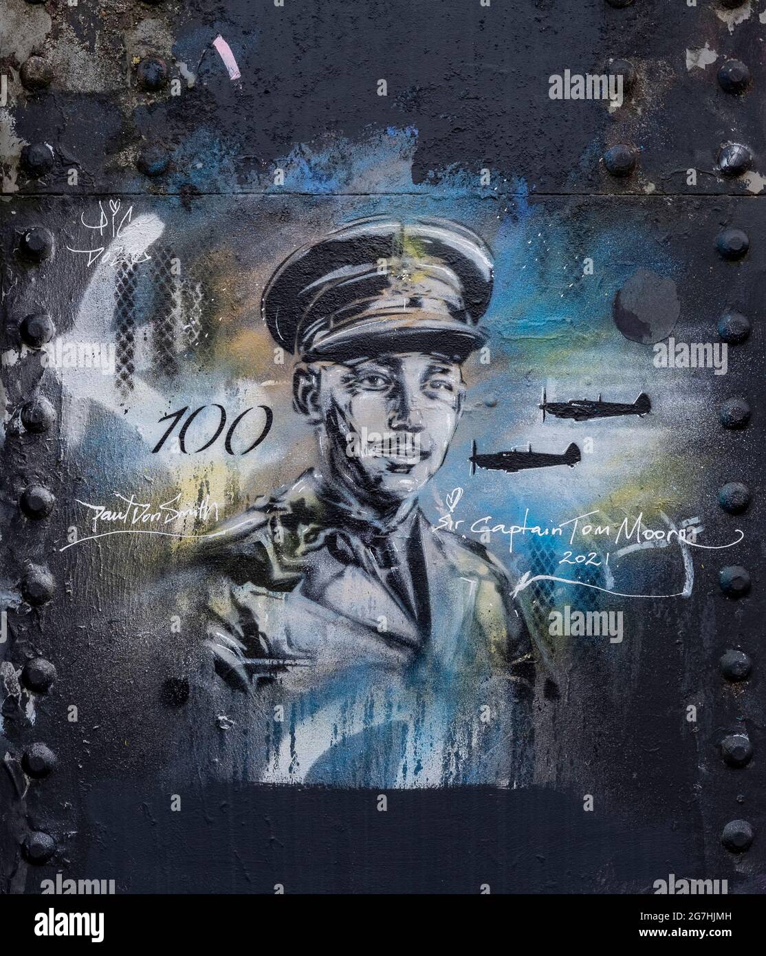 Arte di strada su un ponte a Camden Town raffigurante il capitano Tom Moore celebrato per la sua raccolta di fondi nel suo centesimo anno durante la pandemia di Covid Foto Stock