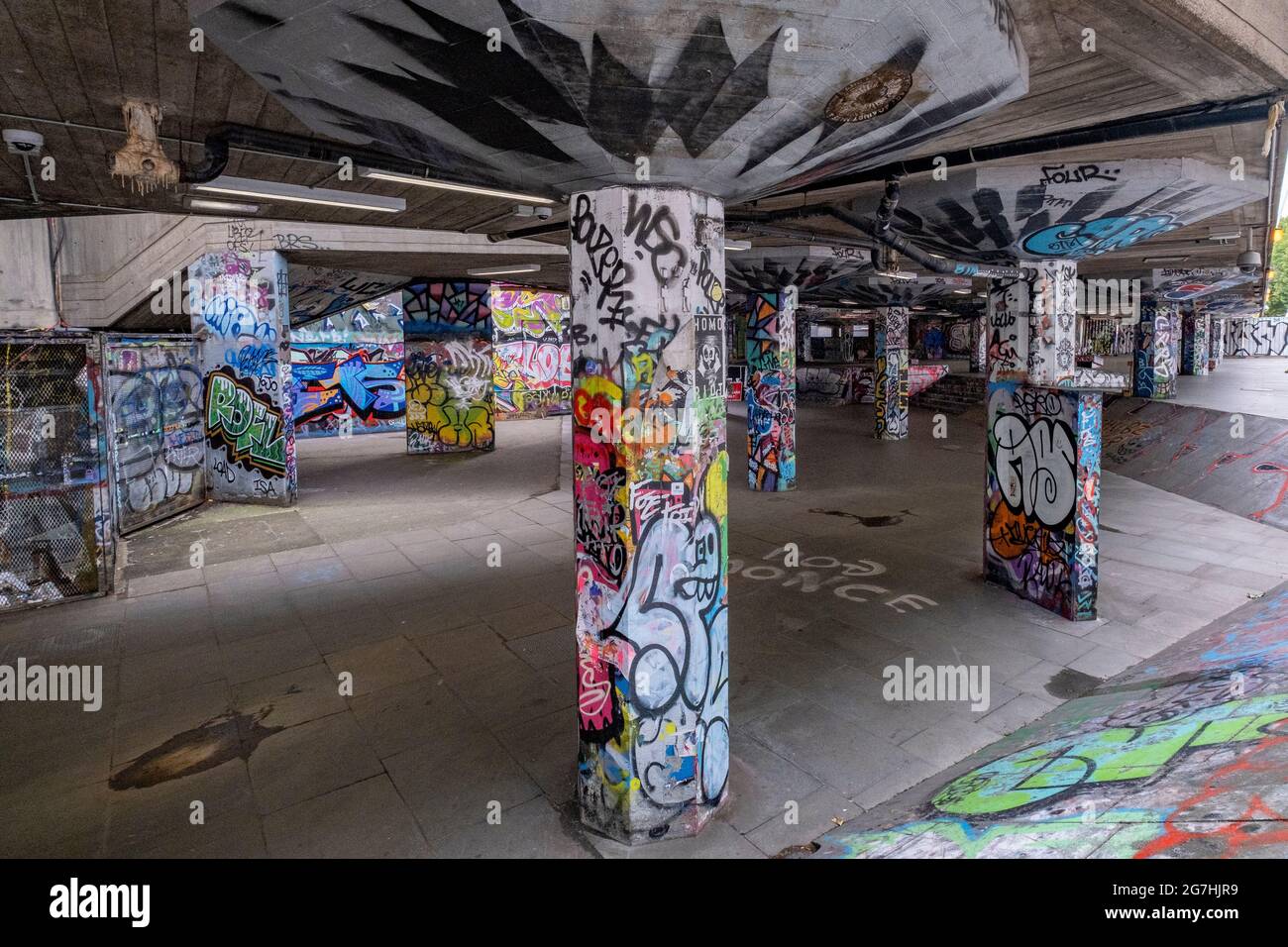 Skate board Park sotto il South Bank Center a Waterloo, Londra, dai colori vivaci con graffiti e popolare tra gli skateboard Foto Stock