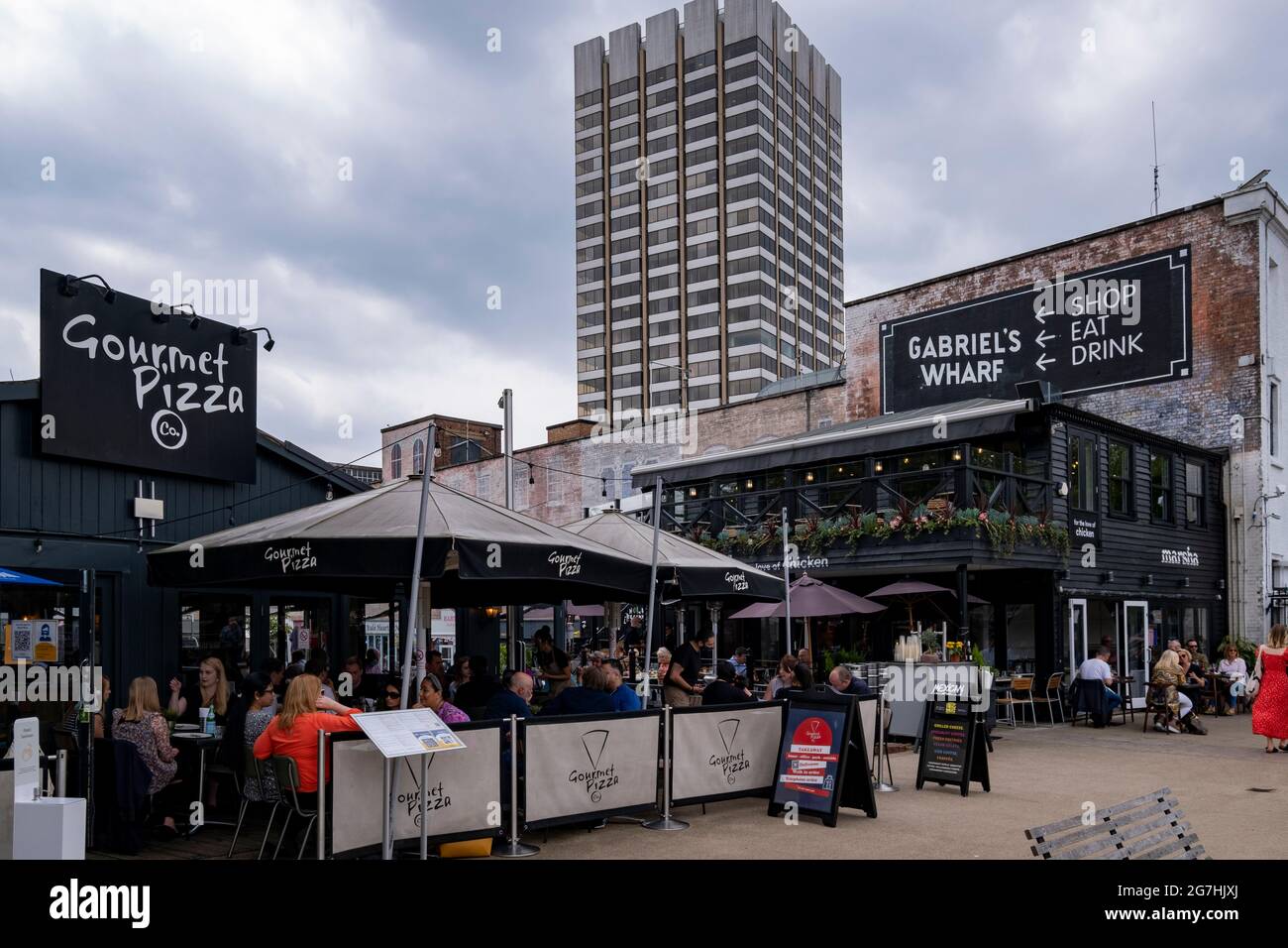 Gabbie'ls Wharf sulla South Bank vicino al Riverside Walkway che ospita boutique, ristoranti e bar, un popolare luogo turistico Foto Stock