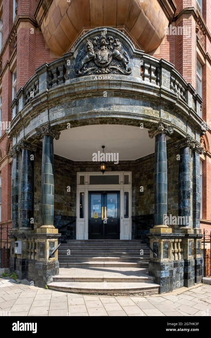 Royal Hospital for Children and Women, Waterloo Road, costruito nel 1905 in stile rinascimentale lombardo, con portico Doulton e segnaletica ora un ostello Foto Stock