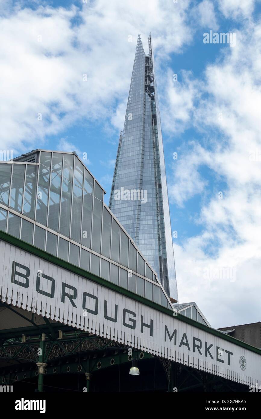 Ingresso al Borough Market un tradizionale mercato coperto di bancarelle di cibo e bevande, ristoranti e boutique, una popolare posizione turistica a Southwark Foto Stock