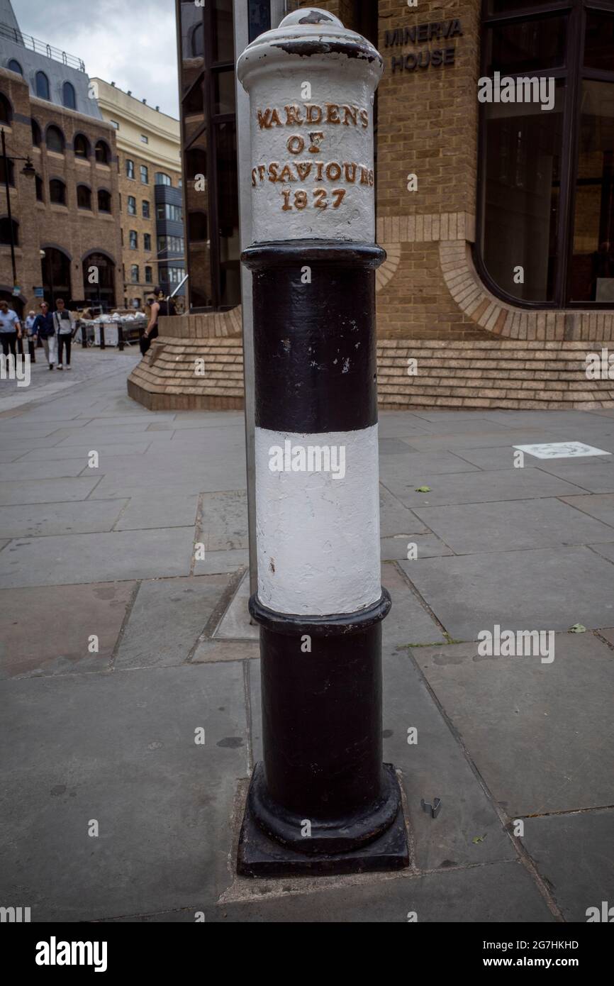 Di fronte alla Cattedrale di Southwark, datata 1827, con la leggenda 'Wardens of St Saviors', un marcatore per la parrocchia civile abolita nel 1930 Foto Stock