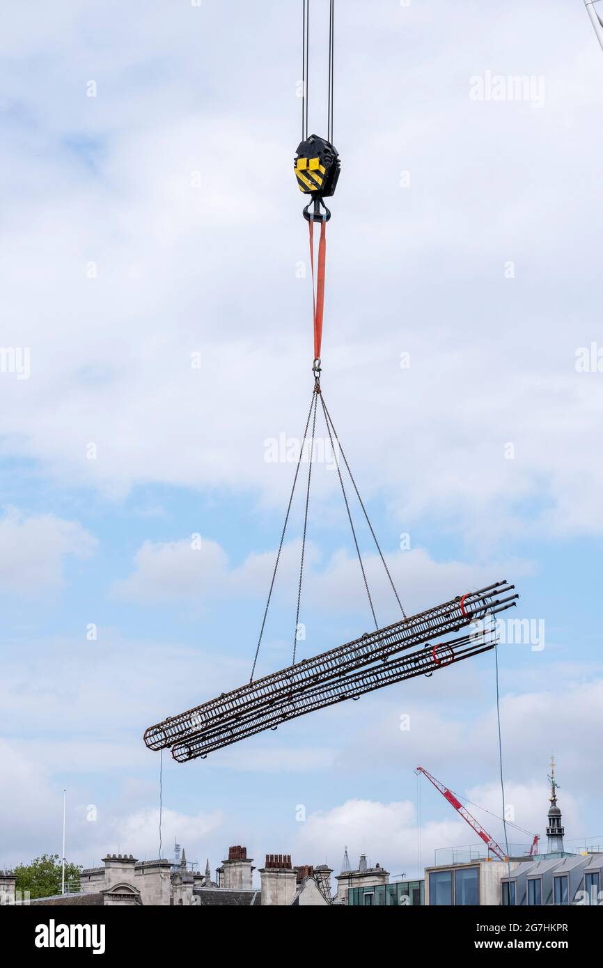 Gru da cantiere che solleva le travi su un cantiere presso il Tamigi vicino a Blackfriars a Londra Foto Stock
