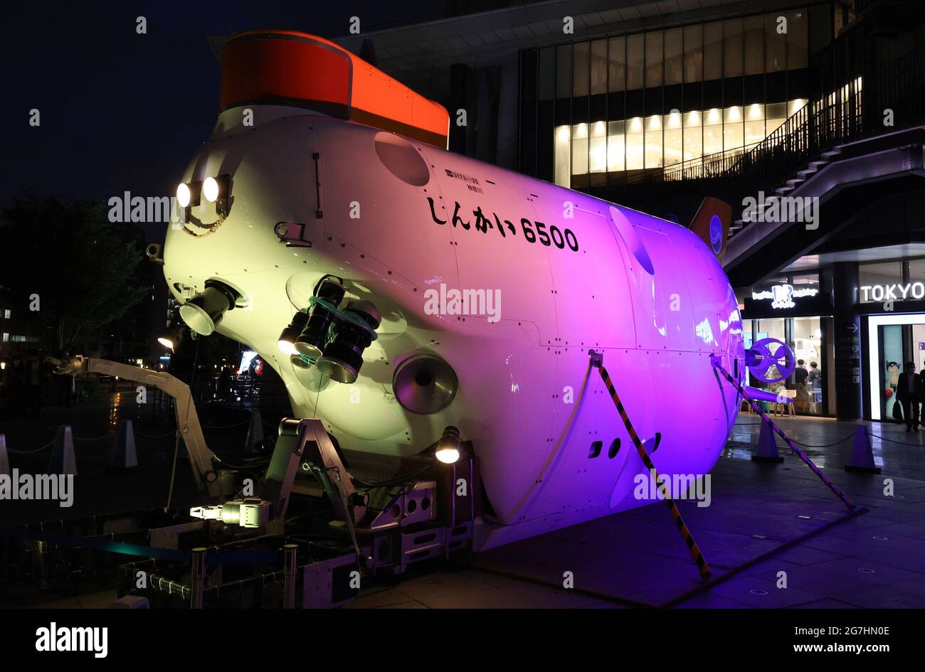 Tokyo, Giappone. 14 luglio 2021. Japan Agency for Marine-Earth Science Technology's (JAMSTEC) Deep Submergence Research Vehicle Shinkai 6500 è esposto al 'Society 5.0 Expo' in un'anteprima stampa a Tokyo mercoledì 14 luglio 2021. La mostra high-tech organizzata dall'ufficio di gabinetto esporrà le più recenti scienze e tecnologie dal 15 al 28 luglio presso la torre più alta del Giappone Tokyo Skytree. Credit: Yoshio Tsunoda/AFLO/Alamy Live News Foto Stock