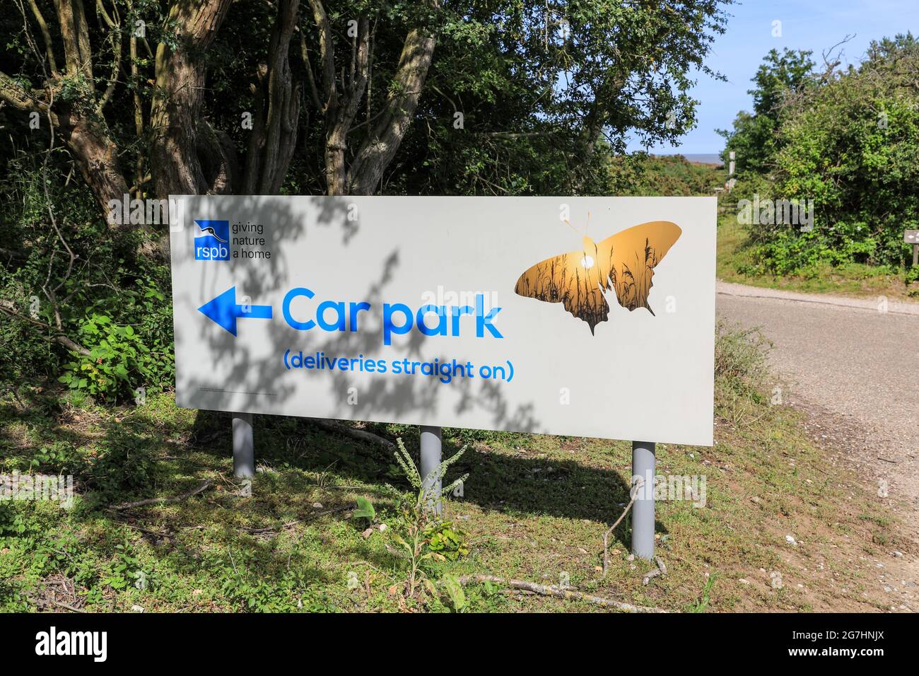 Un cartello per il parcheggio presso la Royal Society for the Protection of Birds o la RSPB Reserve di Missmere, Saxmundham, Suffolk, Inghilterra, Regno Unito Foto Stock