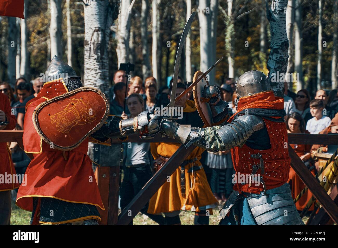 Due cavalieri si combattono con spade. Festival dei tornei di giostre. Simulazione di battaglie medievali durante la festa dei club storici. Bishkek, Kirghizistan-13 ottobre 2019. Foto Stock