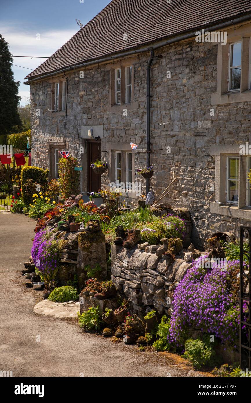 Regno Unito, Inghilterra, Derbyshire, Tissington, The Avenue, fiori colorati nel giardino cottage della tenuta Foto Stock