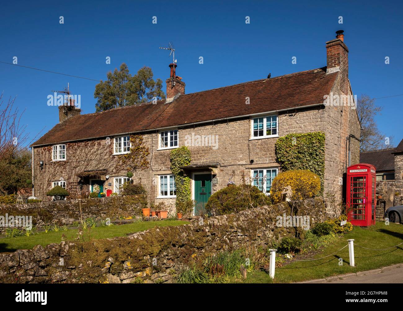 Regno Unito, Inghilterra, Derbyshire, Tissington, Chapel Lane, Casa e villaggio K6 telefono rosso box Foto Stock