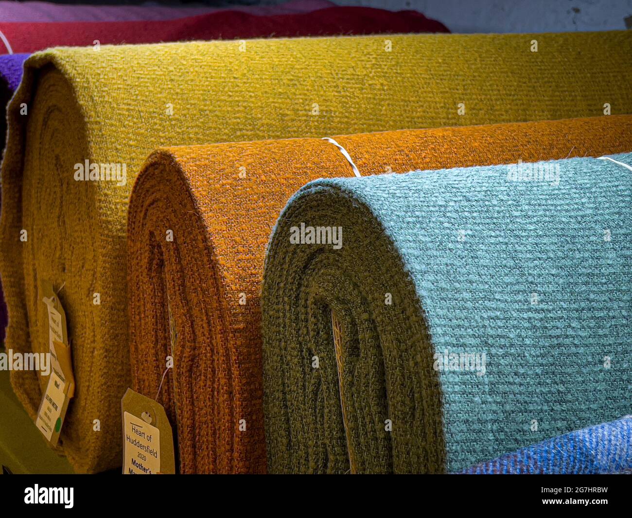 Bulloni di tela di lana in una mercania. Foto Stock