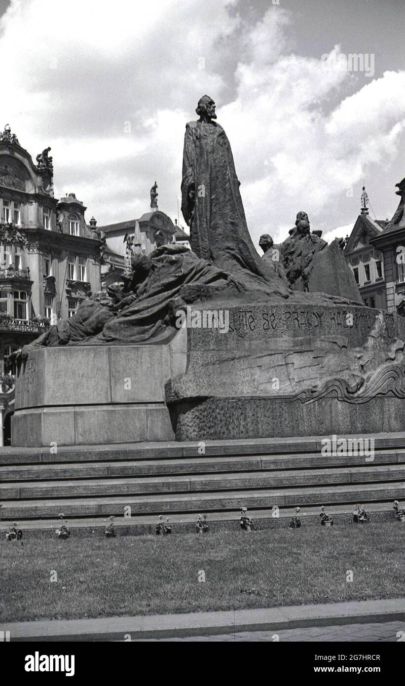 Anni '30, storico, il Jan Hus Memorial, Piazza della Città Vecchia, Praga, Czechslavkia. Il grande monumento raffigura i vittoriosi guerrieri Hussite al popolo della Boemia e in altre regioni intorno a Praga, Jan Hus divenne un simbolo di dissidenza e un simbolo di forza contro i regimi oppressivi. Iscrizioni sul monumento... Milujte se, pravdy každému přejte... "Amarsi e augurarsi la verità a tutti". Foto Stock