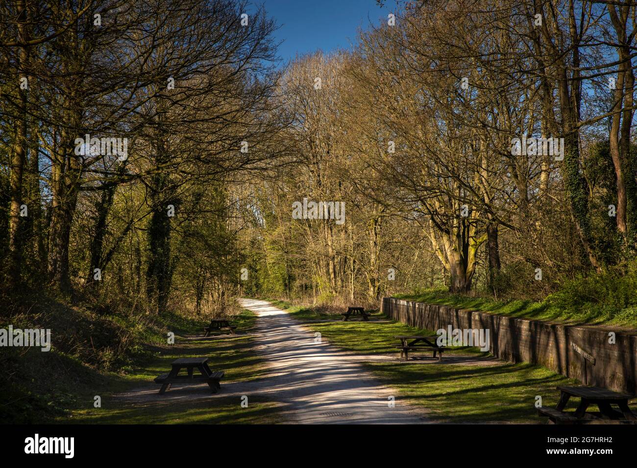 Regno Unito, Inghilterra, Derbyshire, Tissington, Tissington Trail – ex linea ferroviaria, vecchia piattaforma della stazione Foto Stock