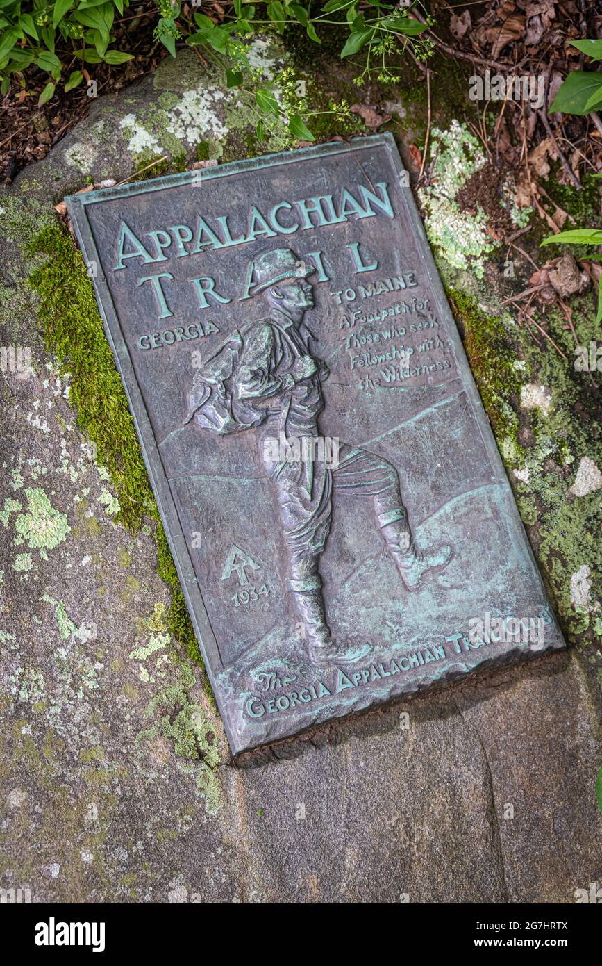 Appalachian Trail trailside placca di bronzo a Neels Gap sul lato orientale di Blood Mountain vicino a Blairsville, Georgia. (STATI UNITI) Foto Stock