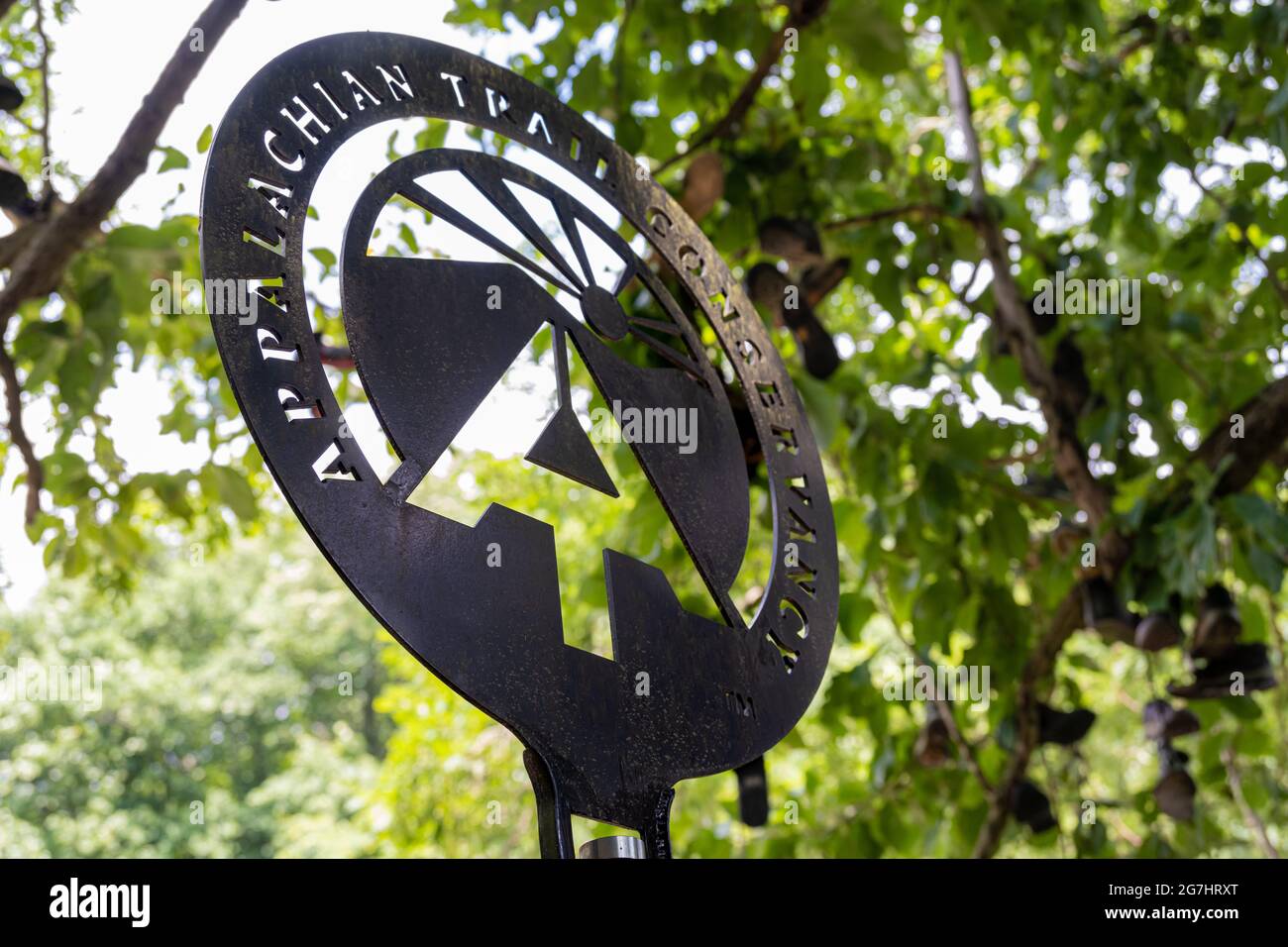 Appalachian Trail Conservancy segno sotto 'Shoe Tree,' dove gli escursionisti che terminano il sentiero Appalachian appendono i loro stivali da trekking, a Walasi-Yi in Georgia. Foto Stock