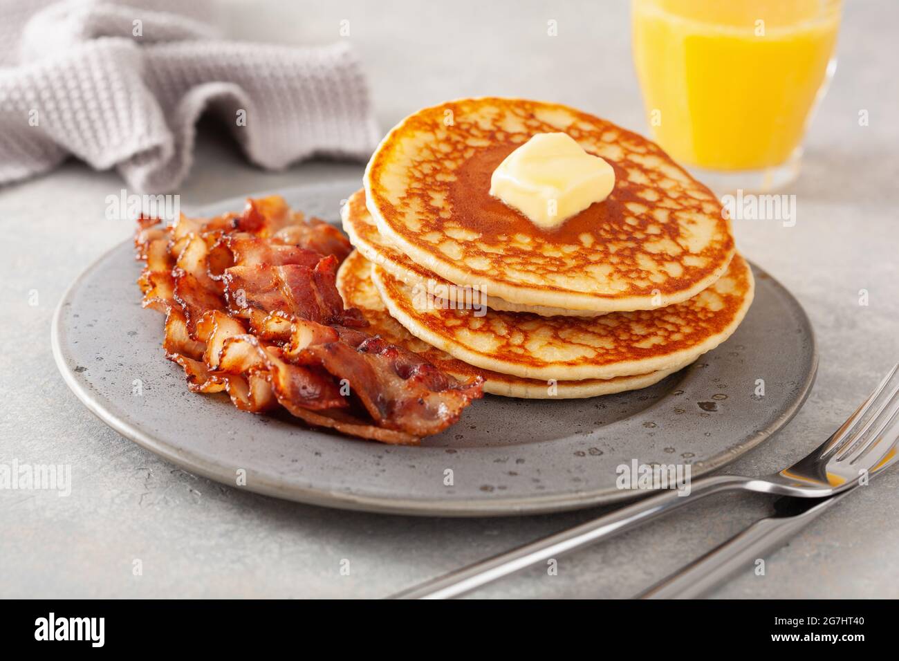 frittelle dolci con burro e pancetta. colazione americana tradizionale Foto  stock - Alamy