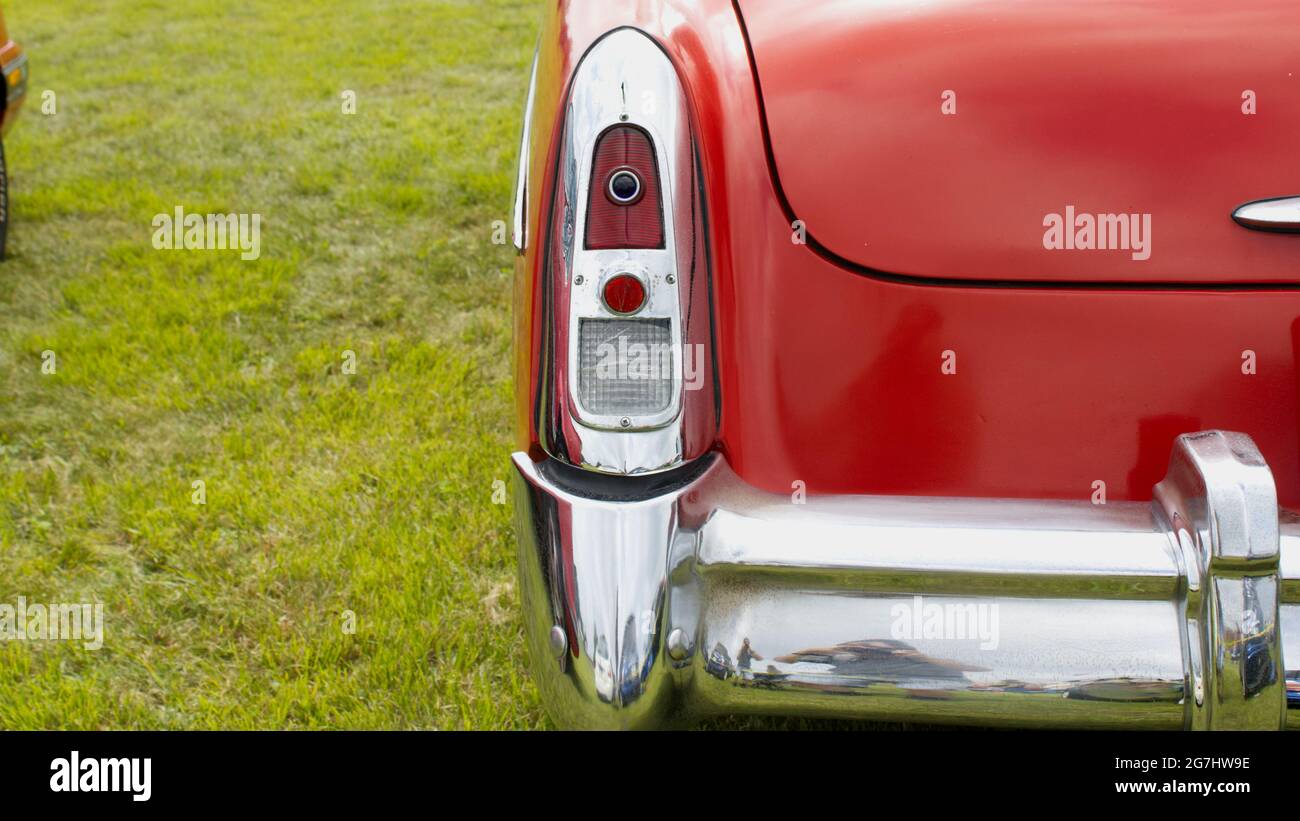 Primo piano di una luce di posizione posteriore su un veicolo vecchio Foto Stock Primo piano di una luce di posizione posteriore su un veicolo vecchio Foto Stock