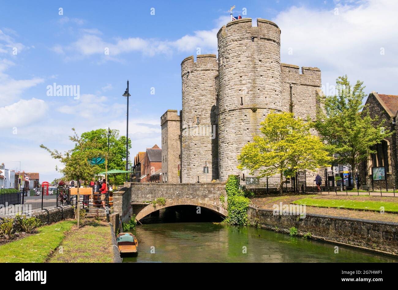 Westgate Towers medievale porta d'ingresso Westgate Gardens e Great Stour River Canterbury Kent Inghilterra GB Europa Foto Stock