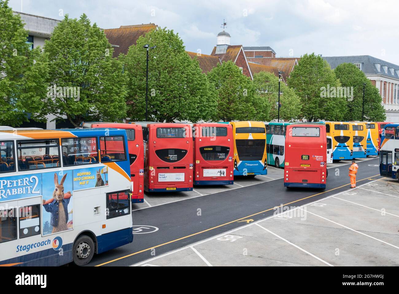 Stazione degli autobus di Canterbury piena di autobus a due piani Canterbury Kent Inghilterra UK GB Europa Foto Stock