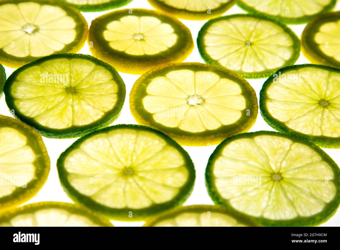 Sfondo retroilluminato di limone fresco e fettine di lime Foto Stock
