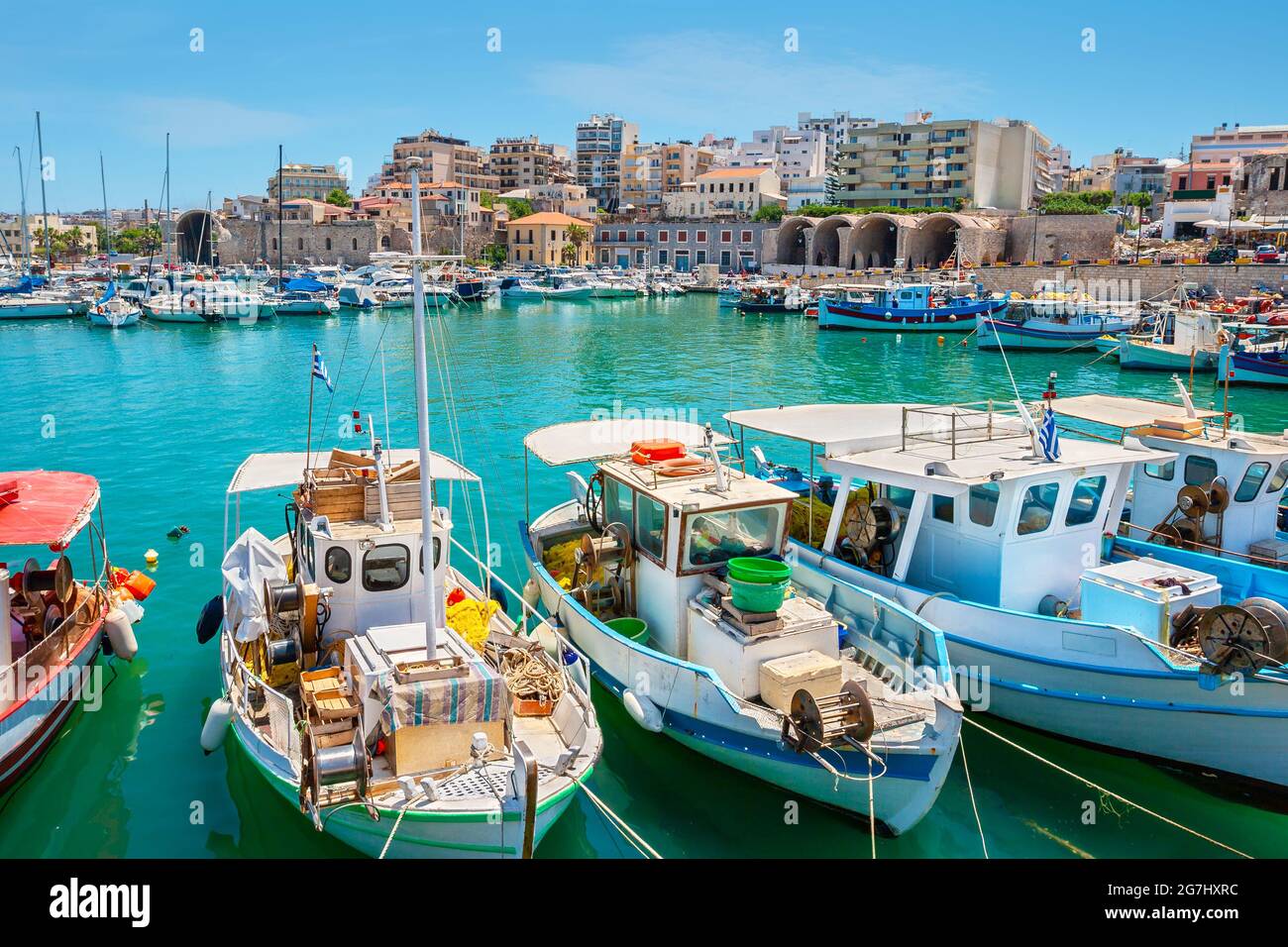 Vista sul vecchio porto veneziano con le tradizionali barche da pesca. Heraklion, Creta, Grecia Foto Stock