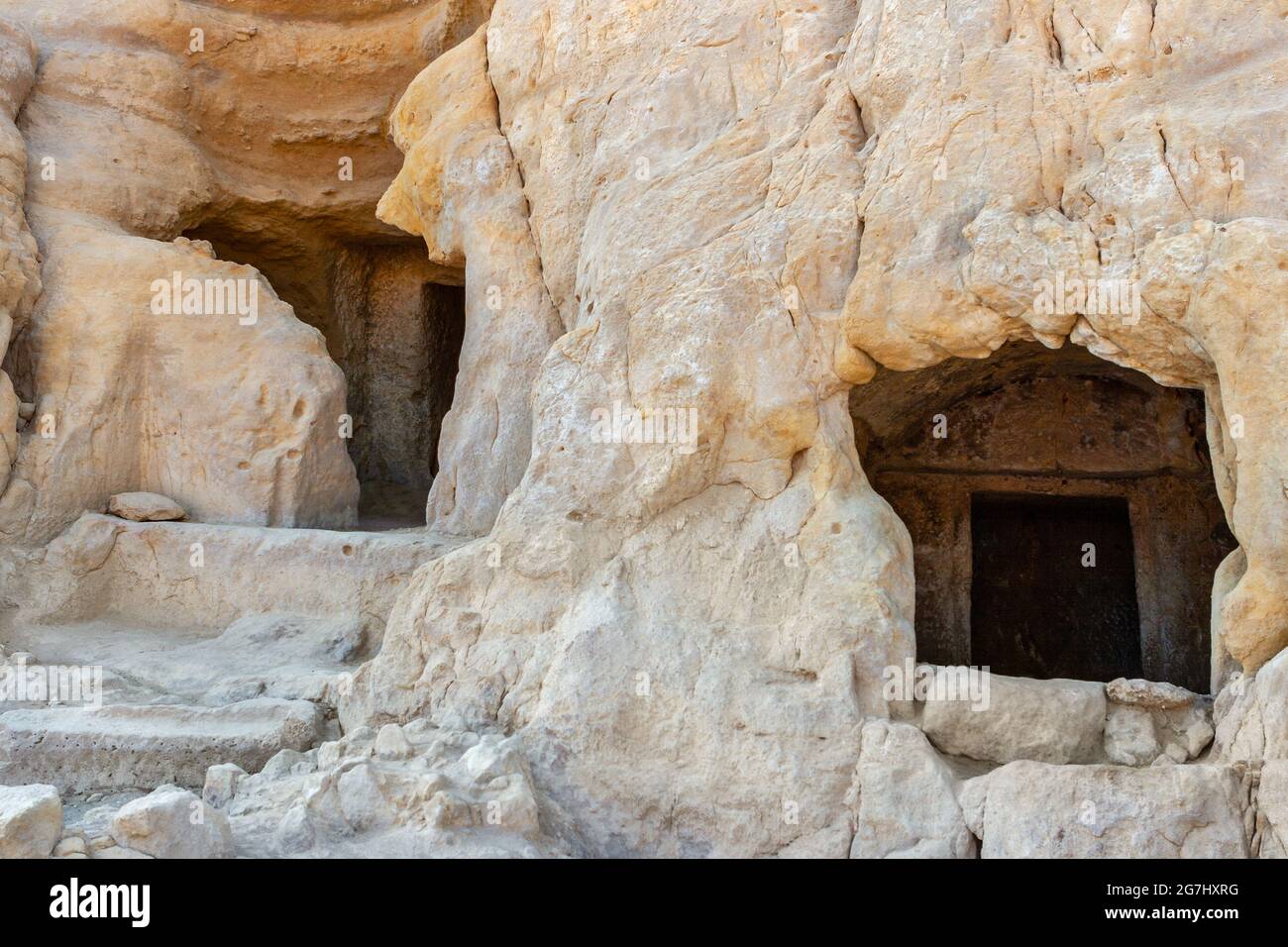 Vista sulle grotte (antiche tombe romane) nelle scogliere di arenaria di Matala. Creta, Grecia Foto Stock