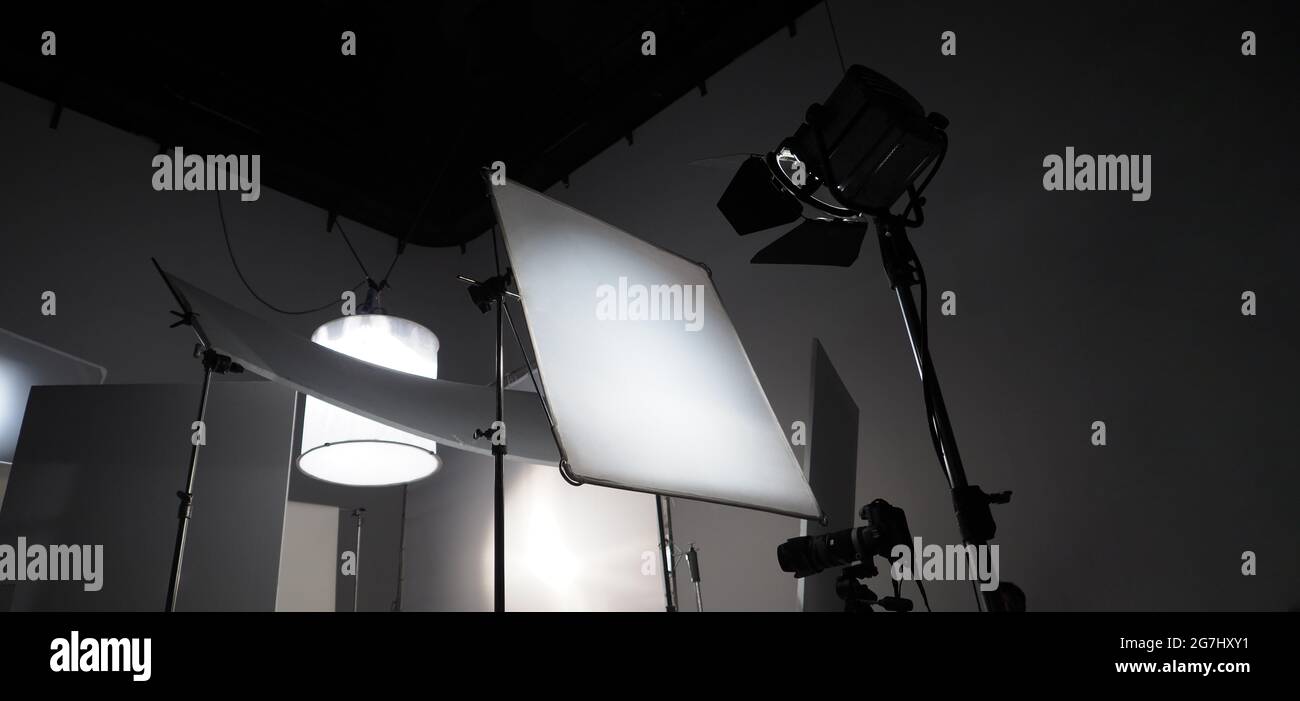 Apparecchiature di illuminazione da studio per foto o filmati video. Set di  luci per riprese professionali. Proiettore a LED e faretto per video Foto  stock - Alamy