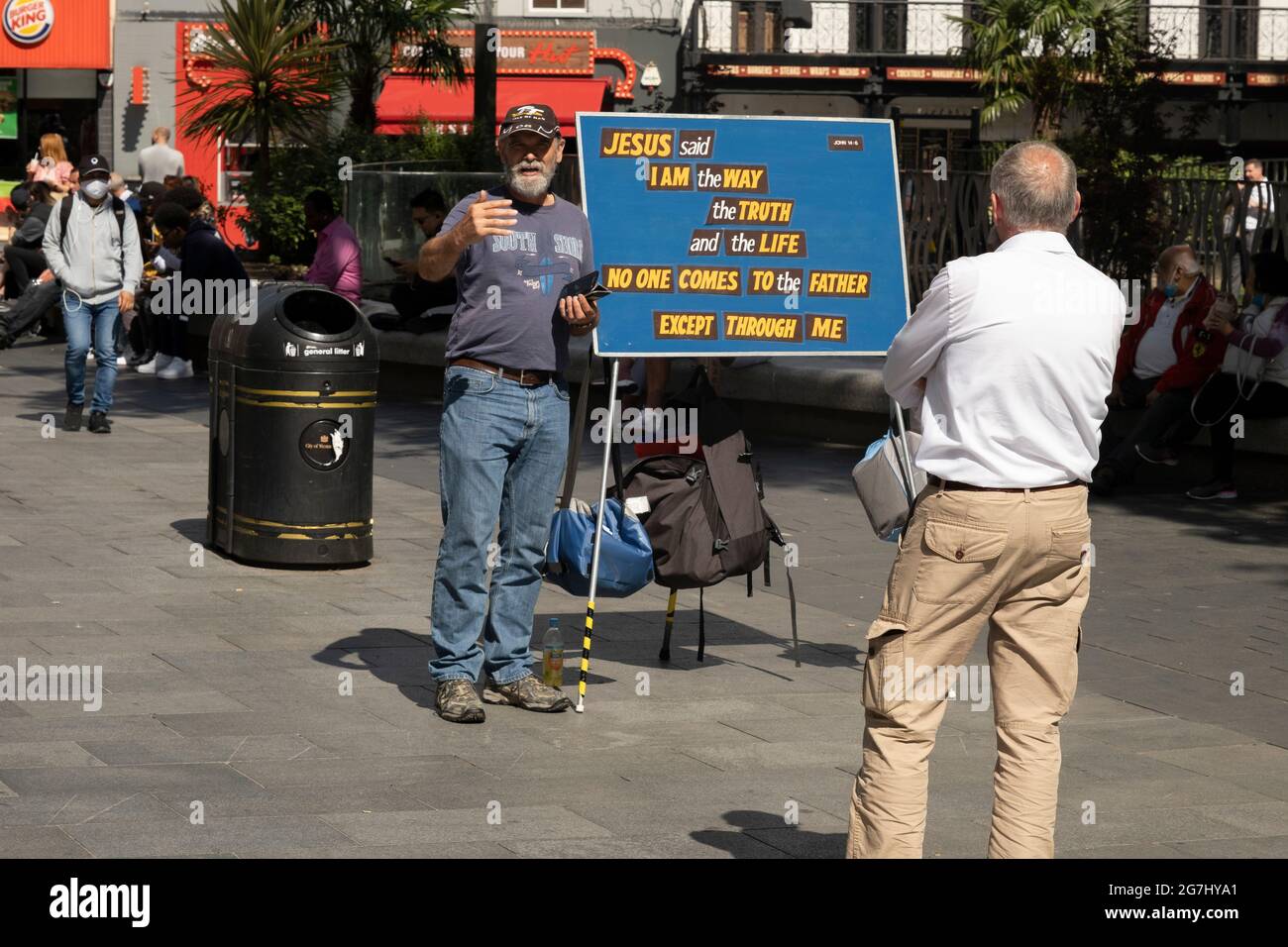 L'uomo che predica la religione del cristianesimo a Leicester Square il 2 luglio 2021 a Londra, Regno Unito. Foto Stock