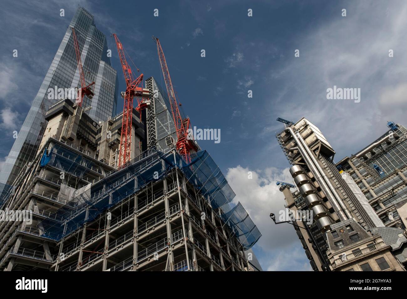 Vista guardando il sito di costruzione per l'ultimo grattacielo nella città di Londra a 8 Bishopsgate il 2 luglio 2021 a Londra, Regno Unito. Mentre il blocco del coronavirus continua il suo processo di allentamento delle restrizioni, la città rimane molto più tranquilla del solito, che pone la domanda se il numero normale di persone e lavoratori della città tornerà mai a Square Mile. Foto Stock