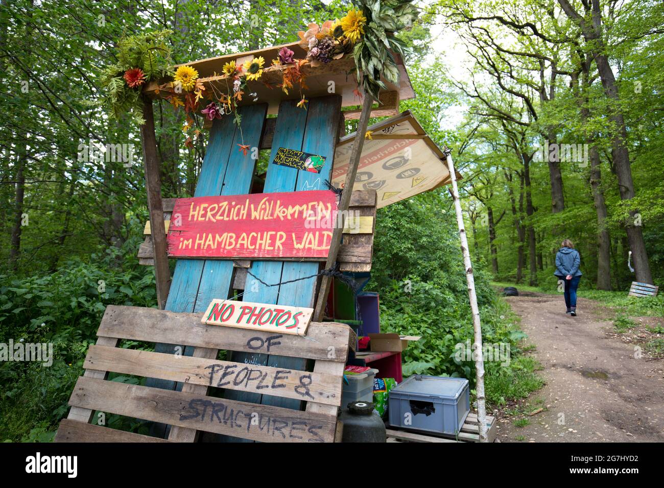 Benvenuti - Infoboard all'ingresso di Hambacher Forst. Hambi Foto Stock
