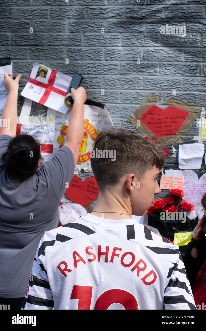 Marcus Rashford Street art, Withington dopo la riparazione di Akse P19. Uomo in camicia da calcio Rashford. Withington, Manchester Regno Unito Foto Stock