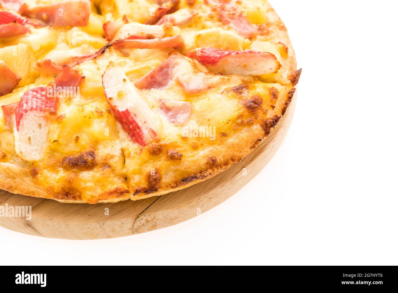 Pizza hawaiana frutti di mare su piatto di legno isolato su sfondo bianco - cibo malsano e spazzatura Foto Stock