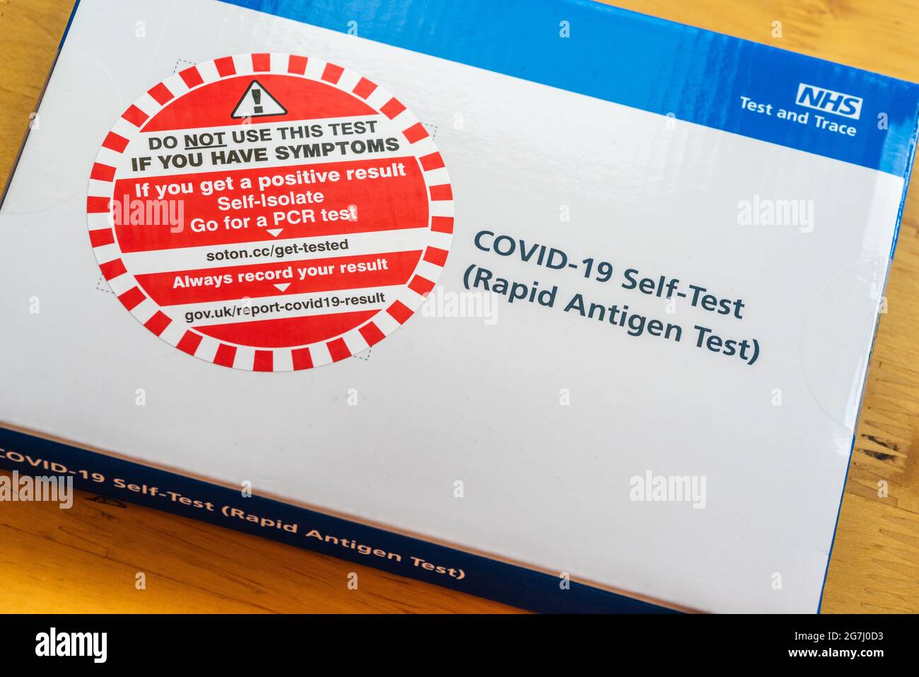 Una confezione di test NHS Test and Trace COVID-19 Self-Test (Rapid Antigen Test) Foto Stock