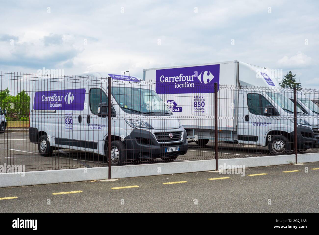 LA FLECHE, FRANCIA - 08 luglio 2021: Carrefour posizione marchio Logo sulle automobili Vista di francese noleggio auto con marchio segnaletica Carrefour posizione è famoso bra Foto Stock
