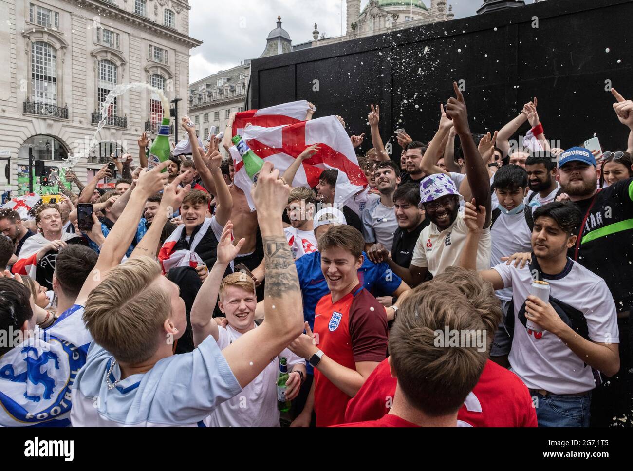 Festa dei tifosi di calcio inglesi prima della finale Europa 2020 in Inghilterra contro Italia, Piccadilly Circus, Londra, 11 luglio 2021 Foto Stock